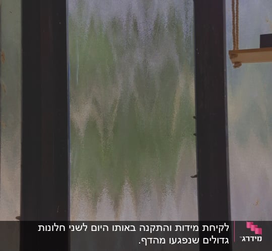 חלון זכוכית עם מסגרת עץ ישנה